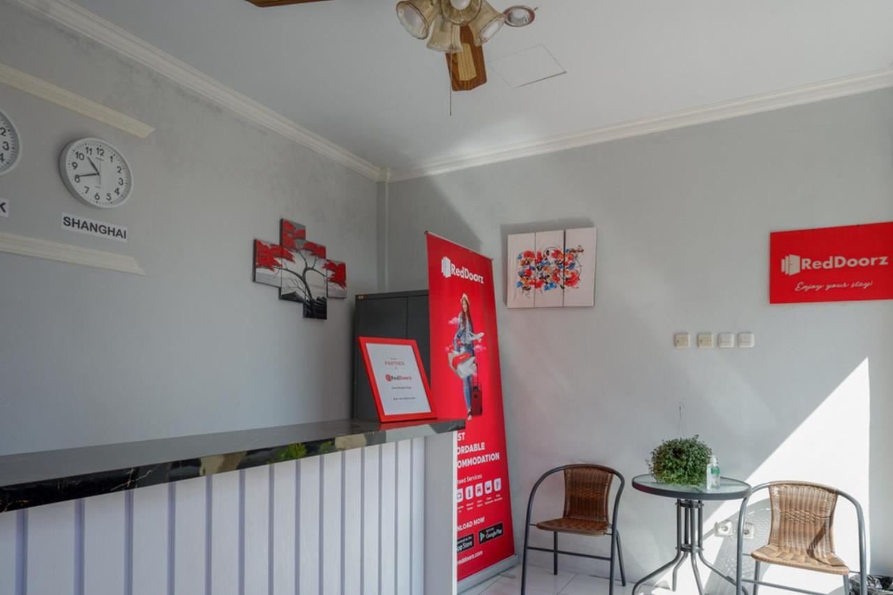 Reddoorz Near Padang Golf Adisucipto Potrojayan Exterior foto