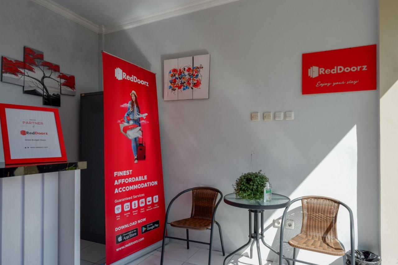 Reddoorz Near Padang Golf Adisucipto Potrojayan Exterior foto
