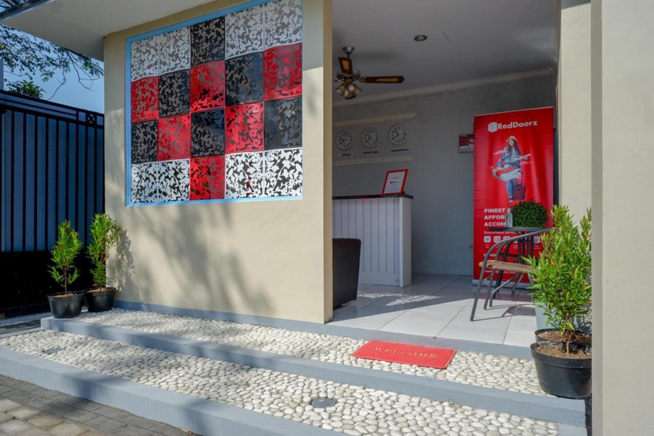 Reddoorz Near Padang Golf Adisucipto Potrojayan Exterior foto