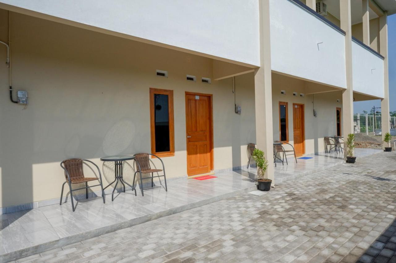 Reddoorz Near Padang Golf Adisucipto Potrojayan Exterior foto