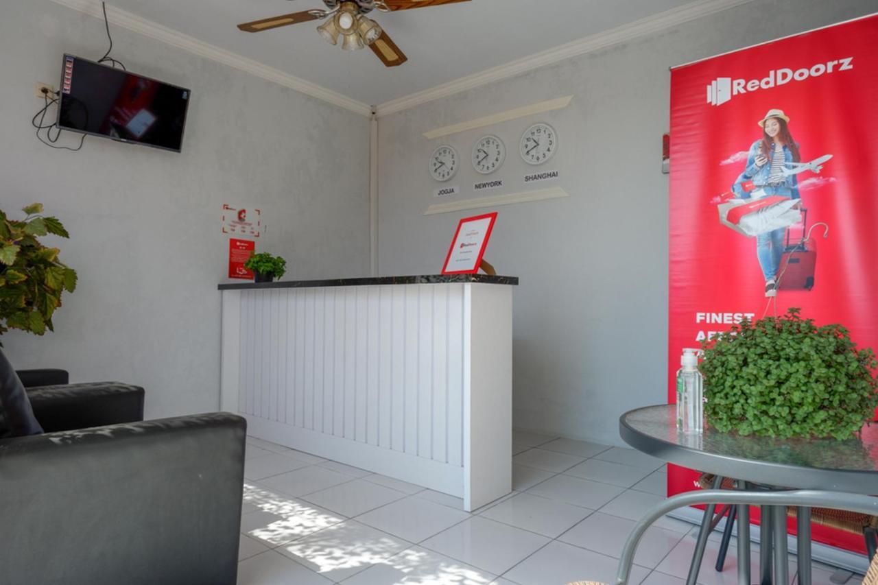 Reddoorz Near Padang Golf Adisucipto Potrojayan Exterior foto