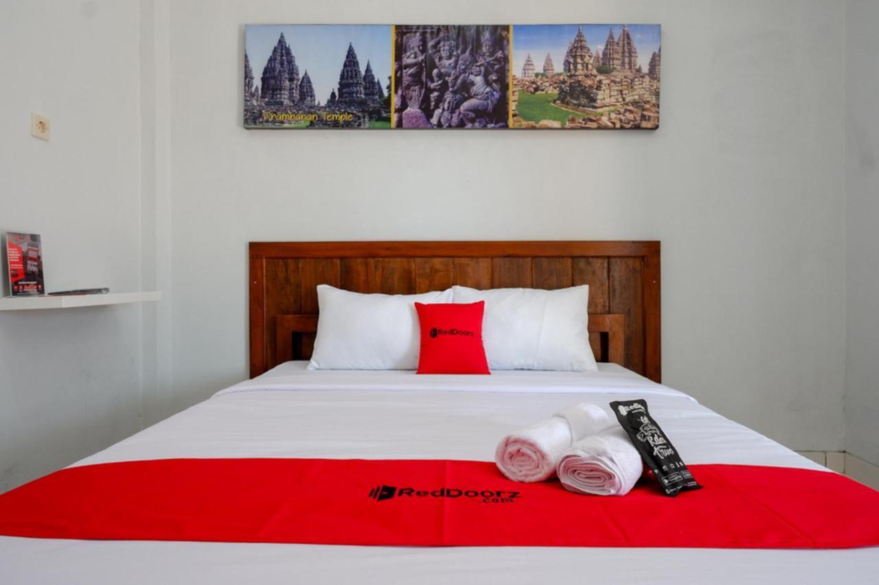 Reddoorz Near Padang Golf Adisucipto Potrojayan Exterior foto